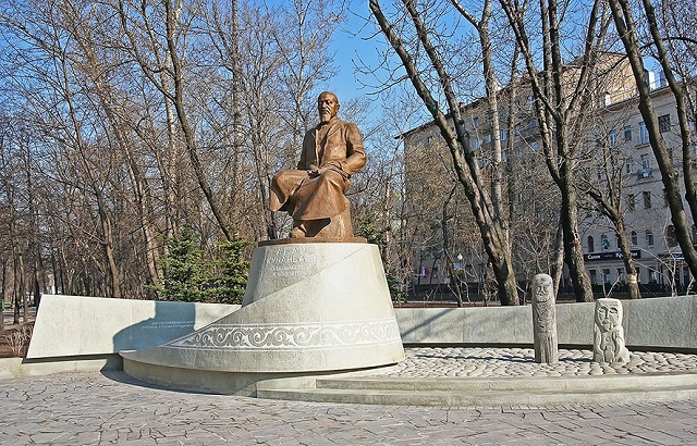 Памятник Абаю в Москве